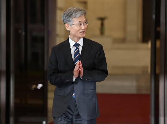 조희대 대법원장이 17일 서울 서초구 대법원에서 퇴근하기 위해 이동하고 있다. 연합뉴스