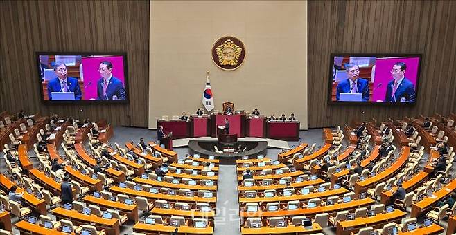 16일 오후 국회 본청에서 열린 국회 본회의에서 외교·통일·안보 분야 대정부질문이 진행되고 있다. ⓒ데일리안 홍금표 기자