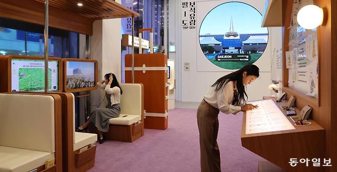 15일 오전 서울 중구 정동 서울도시건축전시관에 문을 연 ‘지역관광 안테나숍’에서 관람객들이 전국의 여행·문화 콘텐츠를 체험하고 있다. 서울시는 11일 강원·경북·전남·제주 등 10개 지자체의 관광 정보를 소개하는 안테나숍을 열었다. 이곳에선 지역관광을 주제로 한 다양한 팝업스토어도 운영된다. 홍진환 기자 jean@donga.com