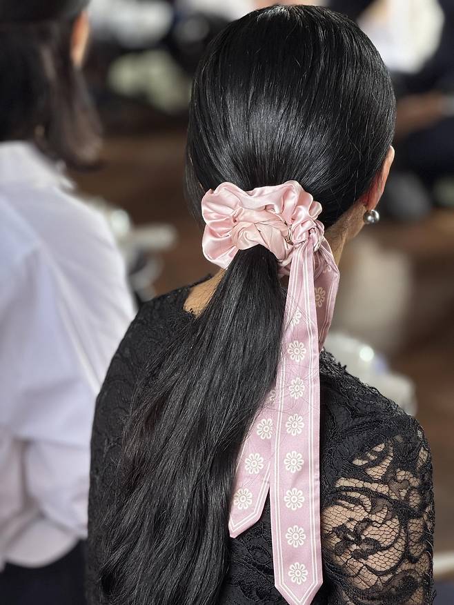 영친왕비 댕기에서 모티브를 가져온 댕기 머리장식 사은품. 국가유산청·클리오 제공