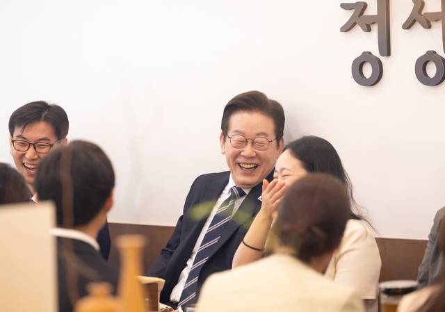 이재명 대통령이 16일 정부세종청사에서 국무회의 후 공무원들과 오찬을 하고 있다. [연합뉴스]