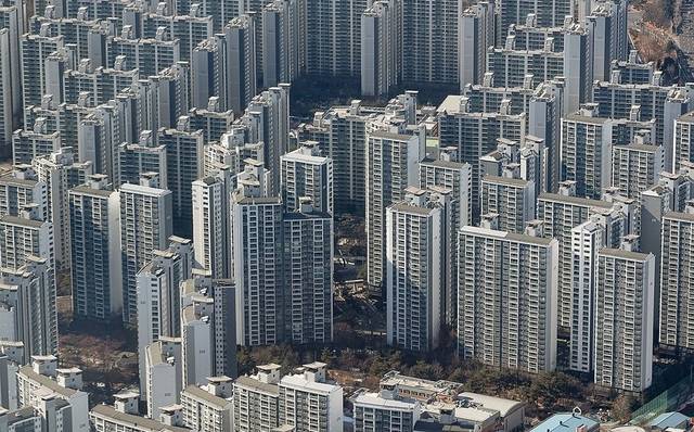 서울 송파구 롯데월드타워 전망대에서 바라본 아파트들의 모습.[연합뉴스]