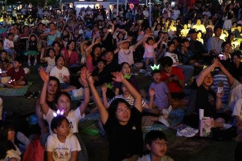 14일 서울 중구 서울광장에서 열린 2025 서울헌터스 페스티벌에서 시민 및 관광객들이 넷플릭스 애니메이션 ‘케이팝데몬헌터스’ 수록곡 ‘골든’을 부르고 있다. 연합뉴스