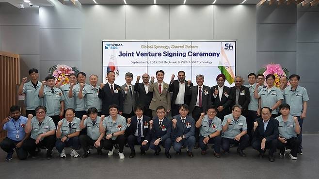 인도 공장 설립 협약식 후 기념사진. 사진=신협전자