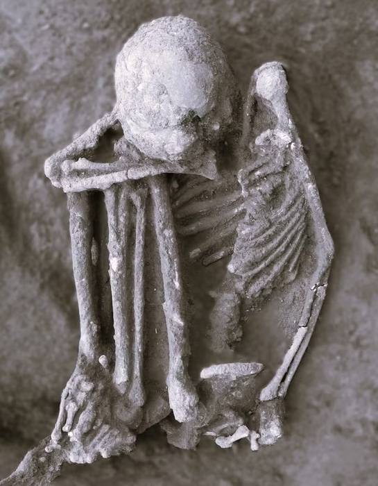 중국 남부에서 발견된 훈증 처리로 만들어진 미라. 중년 여성으로 추정된다. 사진=샤오춘 헝