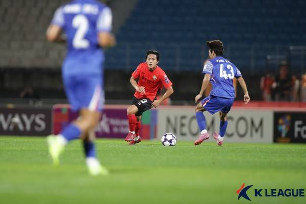 홍철(가운데, 강원FC). 한국프로축구연맹 제공