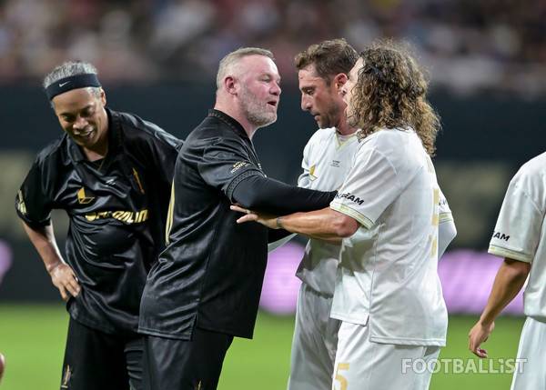 웨인 루니(왼쪽에서 두번쨰, FC스피어), 카를레스 푸욜(오른쪽, 실드 유나이티드). 서형권 기자