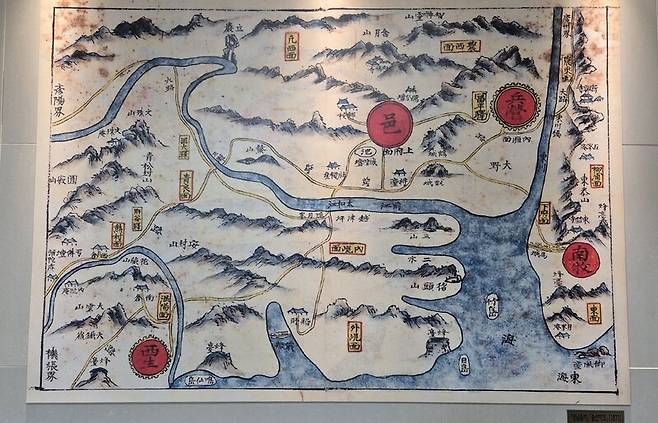 울산 중부경찰서 2층 복도에 걸려 있는 1871년 영남읍지 울산지도. 주성미 기자