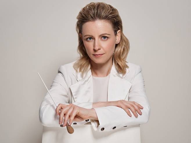 마린 알솝, 나탈리 슈투츠만의 뒤를 이을 ‘차세대 마에스트라’로 떠오른 미국 지휘자 제마 뉴. 케이비에스(KBS) 교향악단 제공