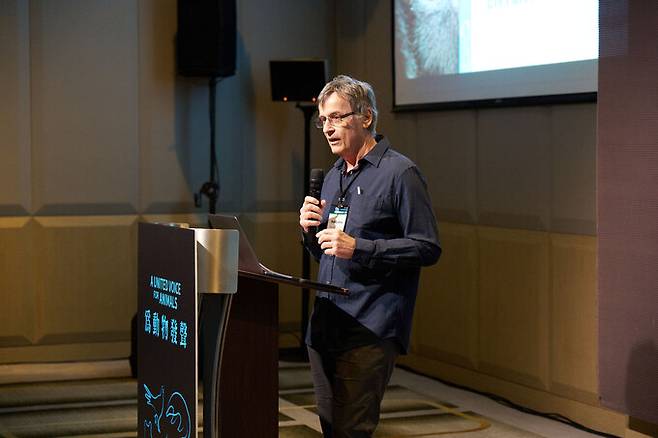 로브 레이들로 ‘주체크 캐나다’ 대표가 ‘아시아 포 애니멀스’ 콘퍼런스에서 엔터테인먼트 산업에 이용되는 동물들에 대해 말하고 있다. 아시아동물연합 제공