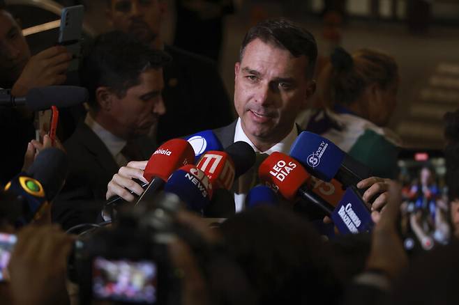 16일(현지시각) 브라질 수도 브라질리아의 한 병원 앞에서 자이르 보우소나루 전 대통령의 아들인 플라비오 상원의원이 언론에 발언하는 모습. AP 연합뉴스