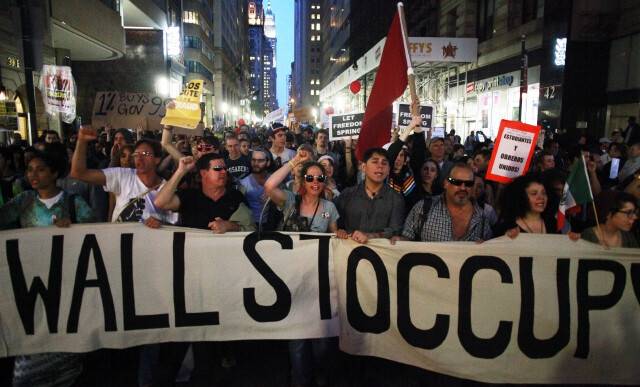 ‘오큐파이 월스트리트’ 활동가들이 2012년 5월1일 미국 뉴욕의 메이데이 행사에서 구호를 외치며 행진하고 있다. 로이터 연합뉴스