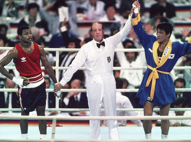 1988년 서울올림픽 복싱 라이트 미들급 결승전에서 주심이 박시헌(오른쪽)의 승리를 선언하고 있다. 로이 존스 주니어 SNS 캡처