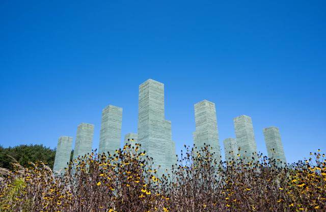 경기 양평군 메덩골 정원의 대표 건축물 현대정원 '위버하우스'가 푸른 하늘을 향해 솟아 있다.