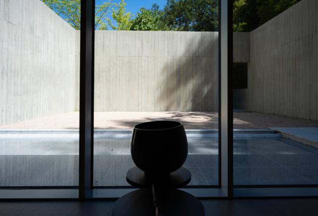 한국정원 '한국인의 정신' 경외암 내부에 좌종이 놓여 있다.