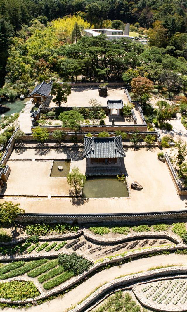 메덩골 정원 한국정원을 항공 촬영한 사진. 맨 앞부터 '민초들의 삶', '선비들의 풍류', '한국인의 정신'.