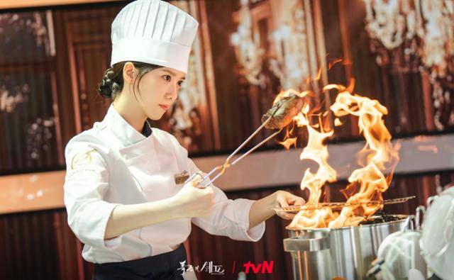 지난달 23일 첫 방송된 tvN '폭군의 셰프'는 최고의 순간 과거로 타임슬립한 셰프가 최악의 폭군이자 절대 미각의 소유자인 왕을 만나며 벌어지는 일들을 담은 드라마다. tvN 제공