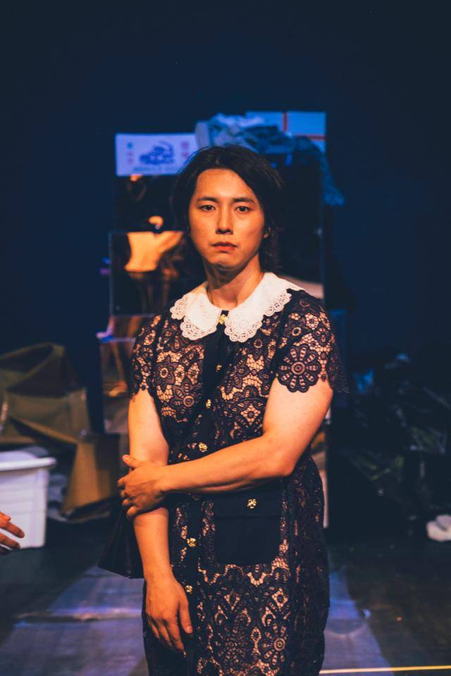 연극 '말린 고추와 복숭아향 립스틱'. 첫 장면에서 남아 선호 사상에 사로잡힌 할머니를 맡았던 배우가 마지막 장면에선 여성 정장을 입은 장남 규빈으로 등장한다. 공놀이클럽 제공