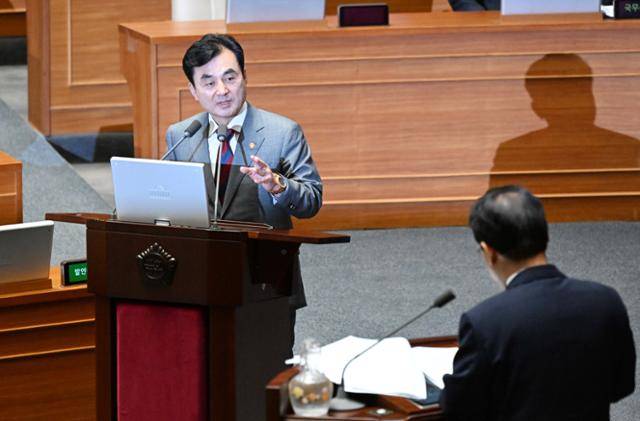 안규백 국방부 장관이 16일 서울 여의도 국회에서 열린 외교안보통일 분야 대정부 질문에서 의원의 질문에 답하고 있다. 고영권 기자