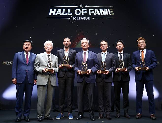 <yonhap photo-2366=""> 2025 K리그 명예의 전당 헌액식 기념촬영 (서울=연합뉴스) 김성민 기자 = 16일 서울 종로구 아산정책연구원에서 열린 2025 K리그 명예의 전당 헌액식에서 헌액자들이 기념 촬영을 하고 있다. 왼쪽부터 권오갑 한국프로축구연맹 총재, 김호 전 감독, 데얀, 정몽준 대한축구협회 명예회장, 김주성, 고 유상철 감독 아들 유선우 씨, 김병지. 2025.9.16 ksm7976@yna.co.kr/2025-09-16 12:20:50/ <저작권자 ⓒ 1980-2025 ㈜연합뉴스. 무단 전재 재배포 금지, AI 학습 및 활용 금지></yonhap>