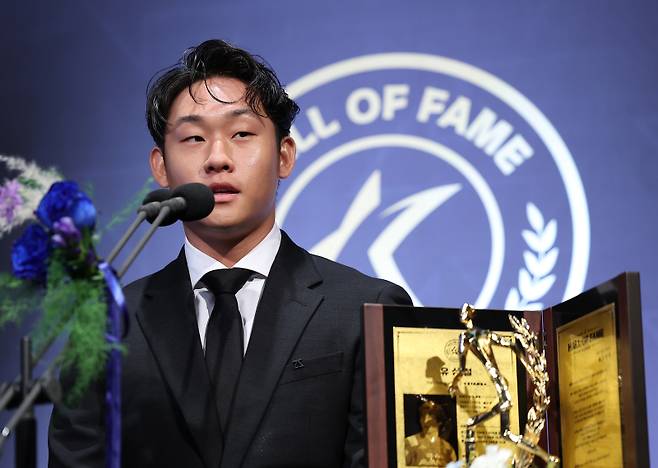 <yonhap photo-2217=""> 명예의 전당 소감 밝히는 고 유상철 감독 아들 유선우 씨 (서울=연합뉴스) 김성민 기자 = 16일 서울 종로구 아산정책연구원에서 열린 2025 K리그 명예의 전당 헌액식에서 고 유상철 감독의 아들인 유선우 씨가 소감을 말하고 있다. 2025.9.16 ksm7976@yna.co.kr/2025-09-16 11:39:11/ <저작권자 ⓒ 1980-2025 ㈜연합뉴스. 무단 전재 재배포 금지, AI 학습 및 활용 금지></yonhap>