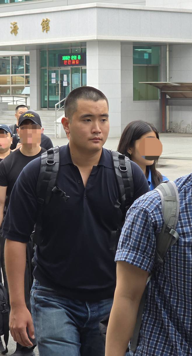 이재용 삼성전자 회장의 장남 이지호씨가 15일 해군 학사장교 사관후보생 입영식 행사장으로 들어가고 있다. 삼성전자 제공