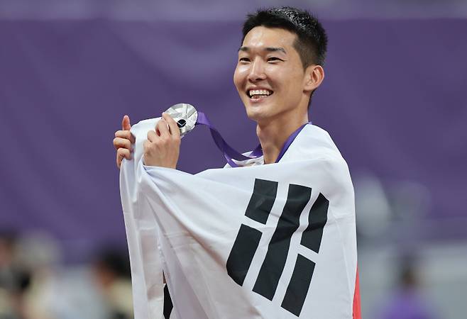 <yonhap photo-0311="">우상혁이 16일(한국시간) 열린 도쿄 세계육상선수권 남자 높이뛰기 은메달을 딴 뒤 기뻐하고 있다. 신화통신=연합뉴스 <저작권자 ⓒ 1980-2025 ㈜연합뉴스. 무단 전재 재배포 금지, AI 학습 및 활용 금지></yonhap>