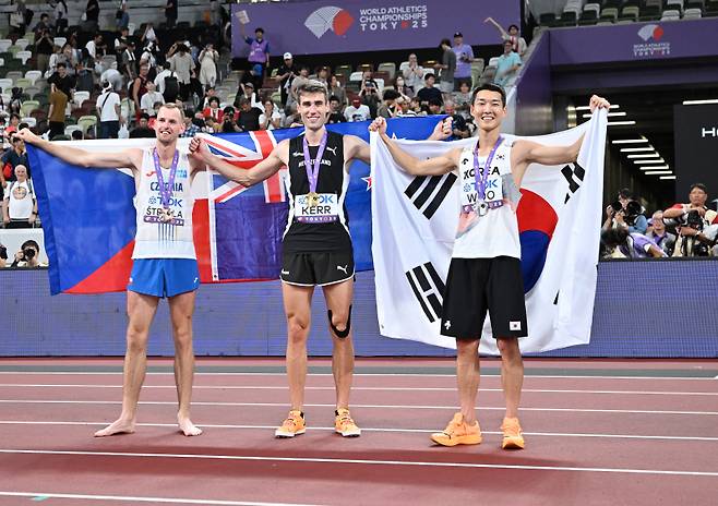 <yonhap photo-0310="">왼쪽부터 얀 스테펠라(체코) 해미시 커(뉴질랜드) 우상혁. 신화통신=연합뉴스</yonhap>