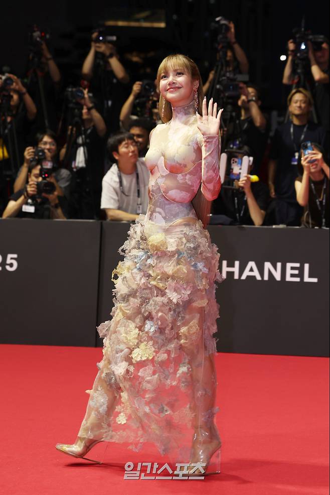 블랙핑크 리사가 17일 오후 영화의전당에서 열린 제30회 부산국제영화제(BIFF) 개막식 레드카펫 행사에 참석하고 있다. 부산=서병수 기자 qudtn@edaily.co.kr /2025.09.17/