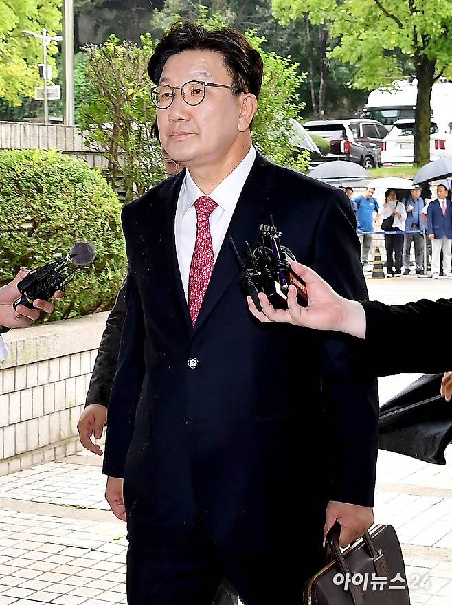 권성동 국민의힘 의원이 16일 서울 서초구 서울중앙지법으로 구속 전 피의자 심문(영장실질심사)을 받기 위해 이동하며 발언하고 있다. [사진=곽영래 기자]