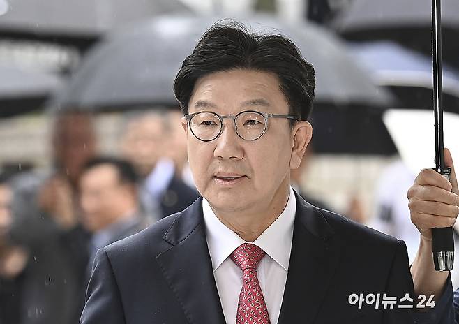 권성동 국민의힘 의원이 16일 서울 서초구 서울중앙지법으로 구속 전 피의자 심문(영장실질심사)에 에 출석하고 있다. [사진=곽영래 기자]