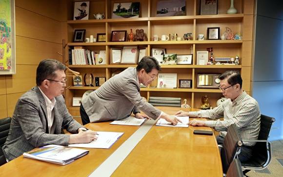 권익현 군수가 김홍국 새만금위 민간위원장에게 RE100 국가산단 유치 문제를 설명하고 있다. [사진=부안군 ]