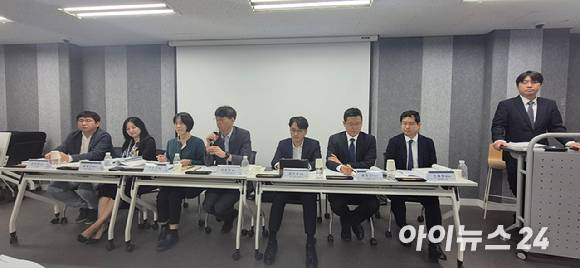 김경만 과학기술정보통신부 인공지능기반정책관이 17일 서울 중구 상연재 별관에서 설명회를 열고 AI 기본법의 하위법령 초안에 대해 소개하고 있다. [사진=서효빈 기자]