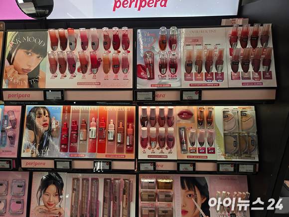 올리브영 명동 매장. 브라운 컬러가 한 방울 섞인 차분한 립컬러가 눈에 띈다. [사진=박은경 기자]