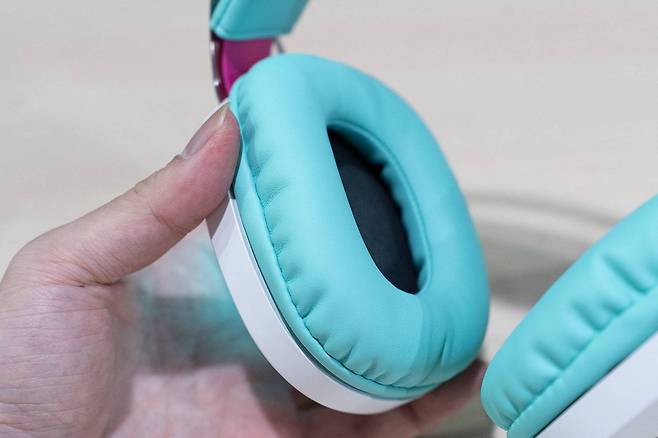 이어쿠션은 부드럽게 귀를 감싼다 / 출처=IT동아