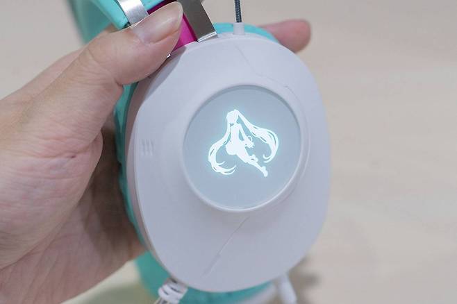 하츠네 미쿠 팬이라면 좋아할 요소가 헤드셋 곳곳에 있다 / 출처=IT동아