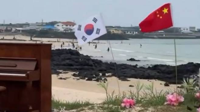 제주 우도의 한 해변에 꽂힌 중국 국기 (사진, SNS)