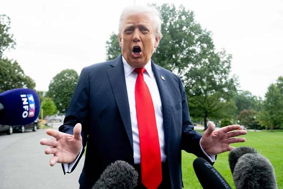 도널드 트럼프 미국 대통령이 16일(현지시간) 워싱턴 DC 백악관 남쪽 잔디밭에서 출발하는 마린 원에 탑승하기 전 기자들과 대화하고 있다. AFP=연합뉴스