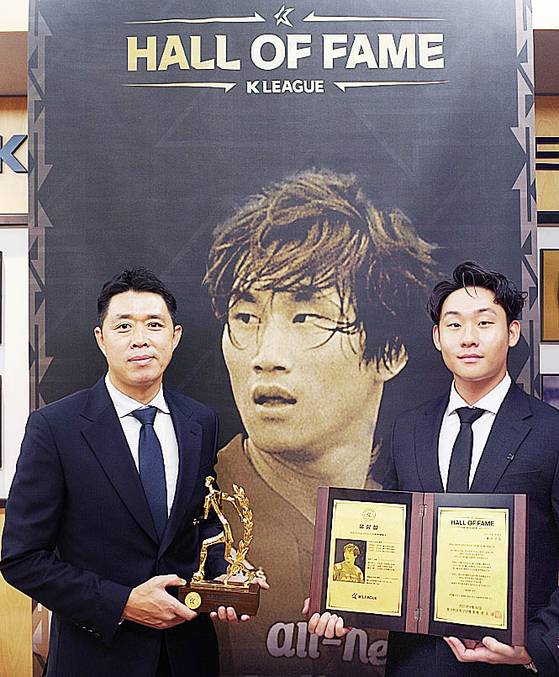 16일 K리그 명예의 전당 헌액식에 아버지 고 유상철 전 감독(배경 사진)을 대신해 참석한 아들 유선우씨(오른쪽). [사진 프로축구연맹]