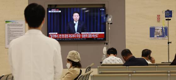 지난해 4월 서울 한 대학병원 의사가 윤석열 당시 대통령의 의료개혁 관련 대국민 담화를 지켜보는 모습. 윤 전 대통령은 기회 있을 때마다 OECD 통계를 인용하며 의료개혁 정당성을 주장했으나, 그 결과 한국보다 의료 경쟁력 떨어지는 OECD 수준에 수렴하는 개악이 이뤄졌다. [뉴스1]