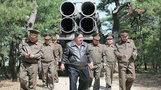 김정은 북한 국무위원장이 지난 8일 진행된 장거리포 및 미사일체계 합동타격훈련을 지도했다고 당 기관지 노동신문인 9일 보도했다. 이번 훈련에는 '600mm 다연장 방사포'와 전술탄도미사일 '화성포-11가형'이 동원됐다. 뉴스1