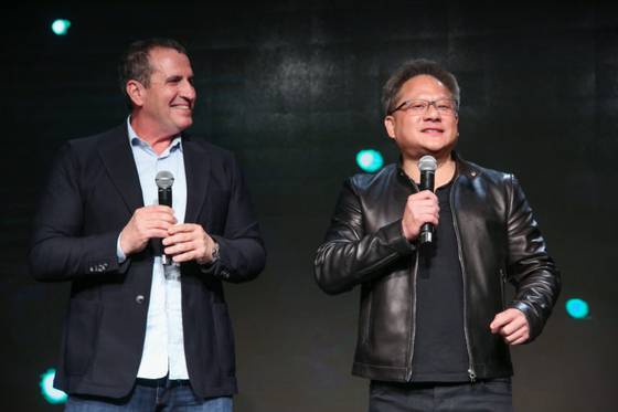 에얄 월드먼 멜라녹스 창업자와 젠슨 황 엔비디아 CEO. 사진 엔비디아