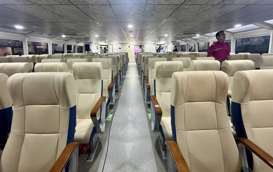 한강버스 실내에 배치되어 있는 좌석. 문희철 기자