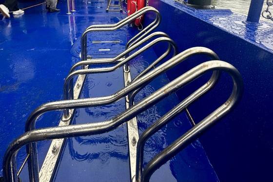 한강버스 후미에 설치되어 있는 자전거 거치대. 문희철 기자