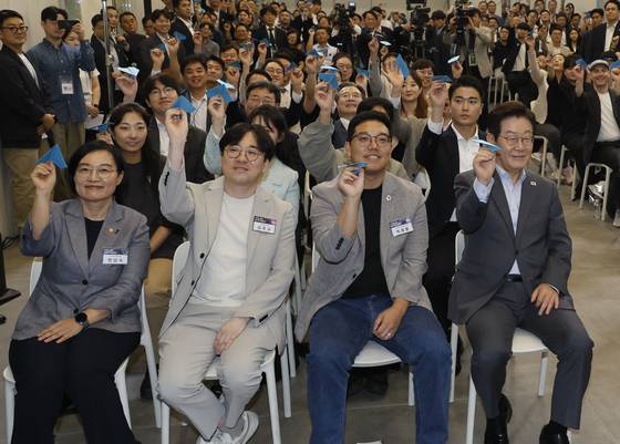 이재명 대통령이 17일 경기도 성남시 스타트업스퀘어에서 열린 청년 스타트업 상상콘서트에서 종이비행기를 날리는 기념 퍼포먼스를 하고 있다. 대통령실사진기자단