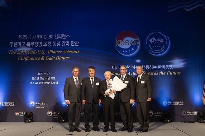 한미동맹재단과 주한미군전우회에서 오늘(9월 17일 수요일) 극동방송 이사장 김장환 목사에게 제2회 한미동맹대상을 수여했다. (사진제공: 극동방송)