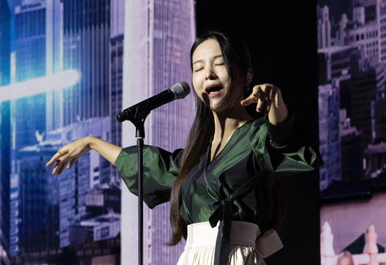 중앙일보 창간 60주년 기념식이 17일 오전 서울 소공동 롯데호텔에서 열렸다. 이날 행사에서 국악인 송소희가 축하공연을 하고 있다. 전민규 기자