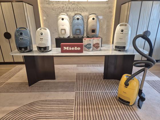 17일 독일 프리미엄 가전 브랜드 밀레가 서울 삼성동 웨스틴 서울 파르나스 호텔에서 먼지봉투형 진공청소기 ‘가드(Guard) 시리즈’ 런칭 행사를 열었다. 왼쪽부터 S1, L1, M1 모델이다. 이우림 기자