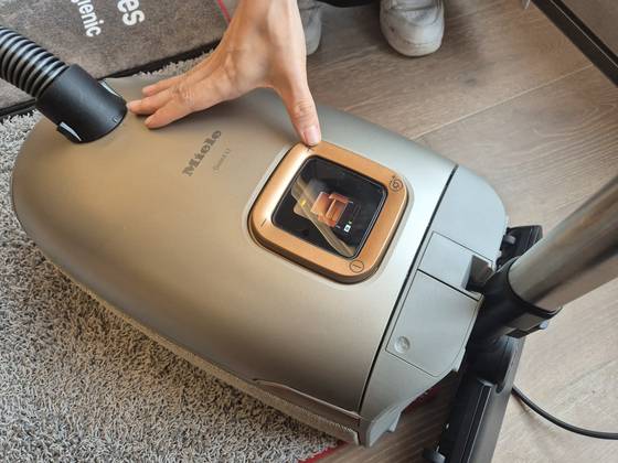 17일 독일 프리미엄 가전 브랜드 밀레가 서울 삼성동 웨스틴 서울 파르나스 호텔에서 먼지봉투형 진공청소기 ‘가드(Guard) 시리즈’ 런칭 행사를 열었다. 사진은 자동 바닥 감지 모드가 탑재된 L1 모델에서 소파 모드를 클릭하고 있는 모습이다. 이우림 기자