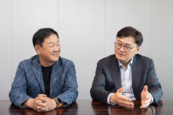 최재붕(왼쪽) 성균관대학교 기계공학부 교수와 박준홍 램리서치코리아 대표. 사진 램리서치